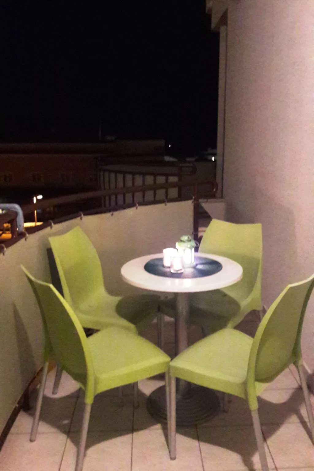 Mit Blick auf das Wasser-Dedans