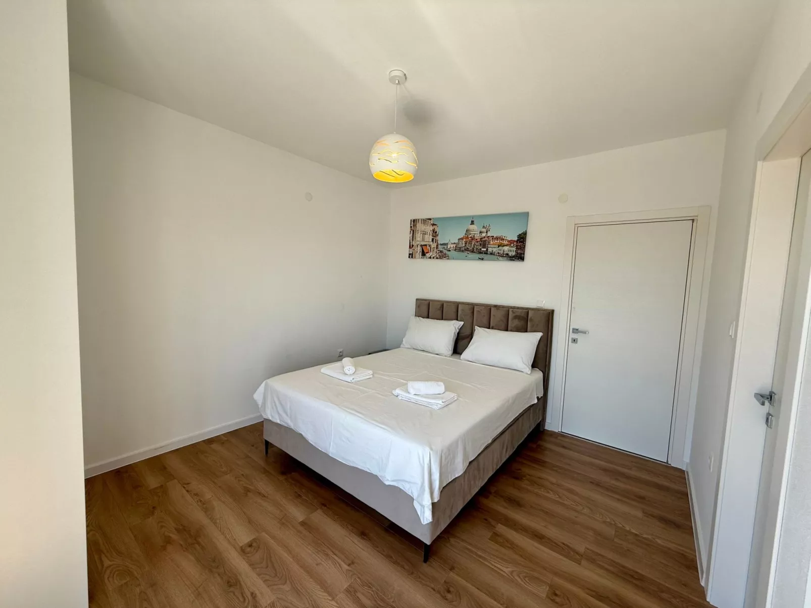 Schöne moderne Villa v-Dedans