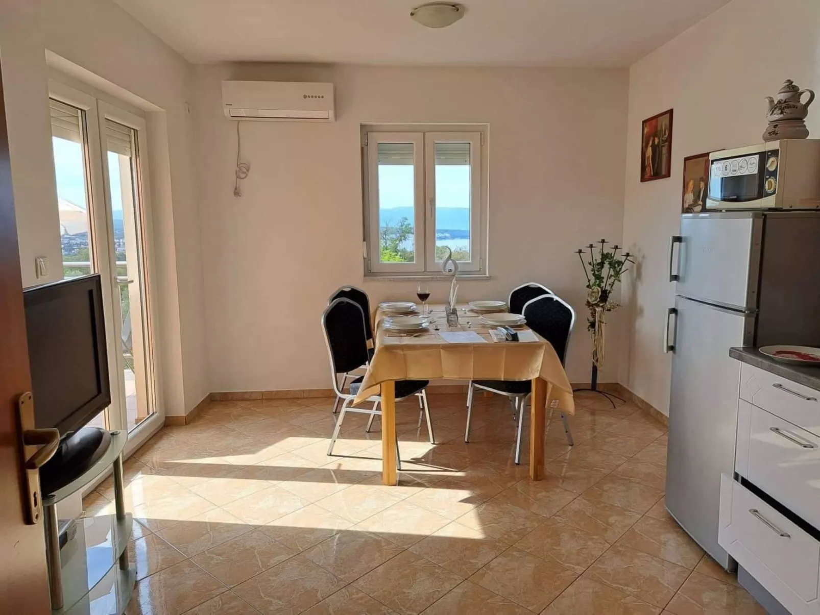 Wunderschöne Ferienwohnung, mit Meerblick und Pool-Inside