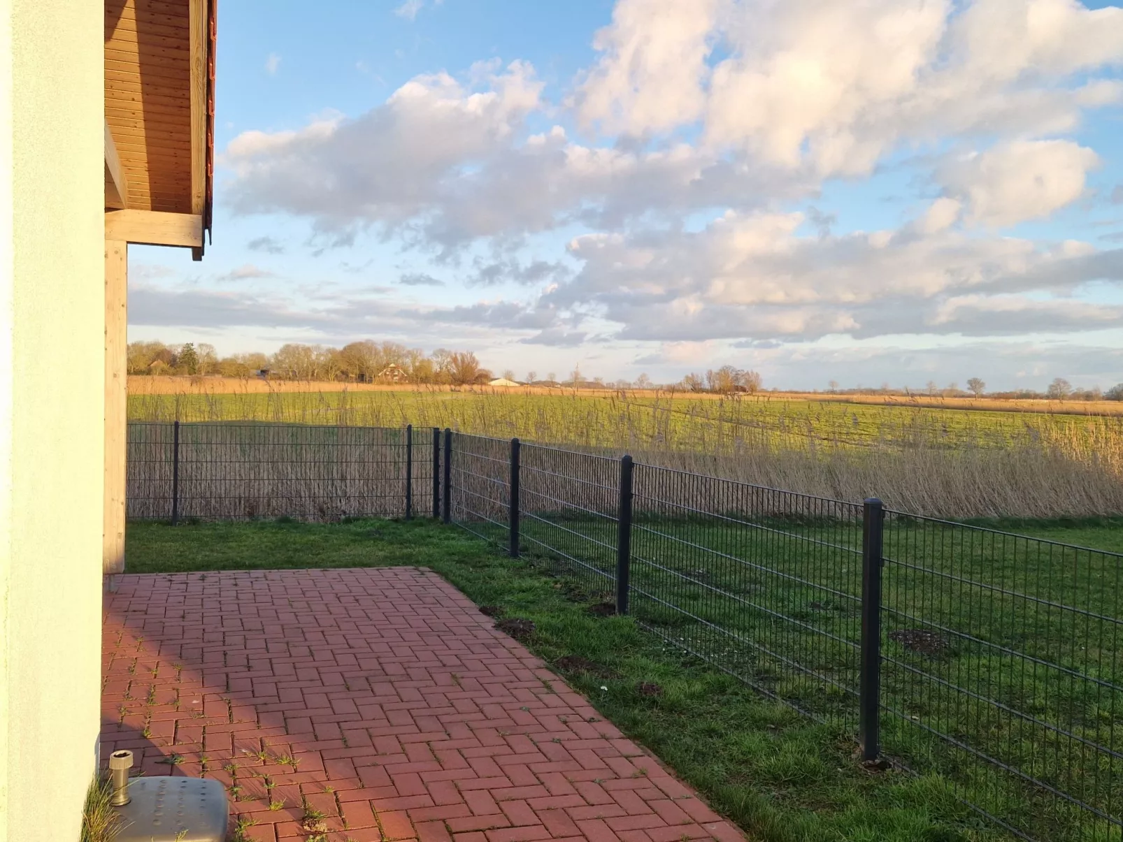G9 eingezäuntes Haus in Randlage mit Weitblick - Draußen