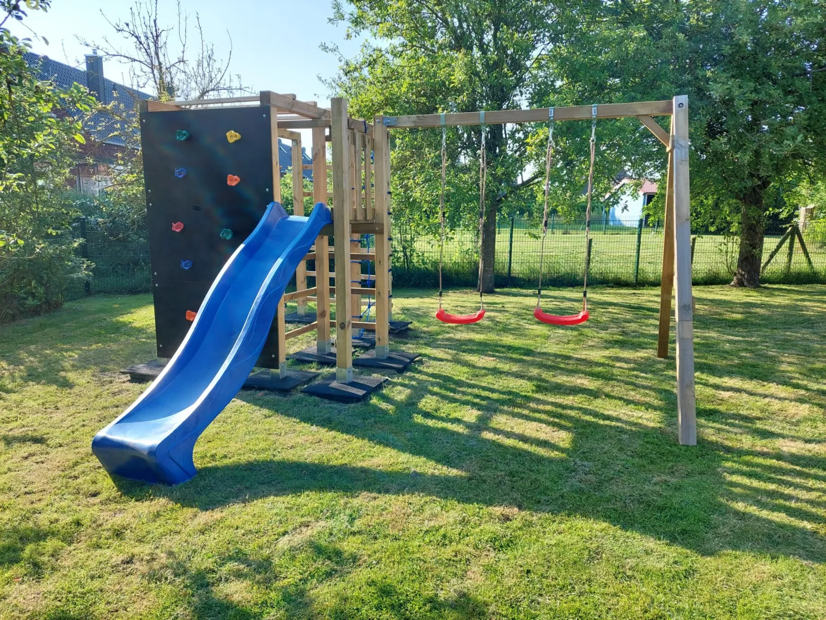 Mastkorb mit Grill und Garten-Draußen