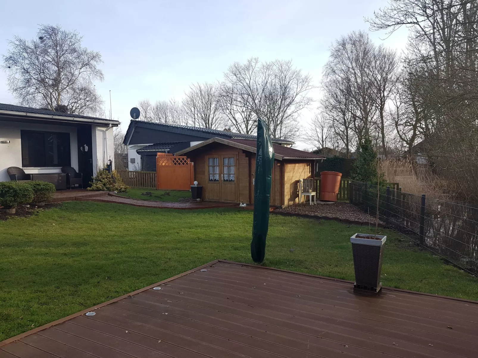 E13 Ferienhaus mit Garten, Terrasse und Deichbli-Outside