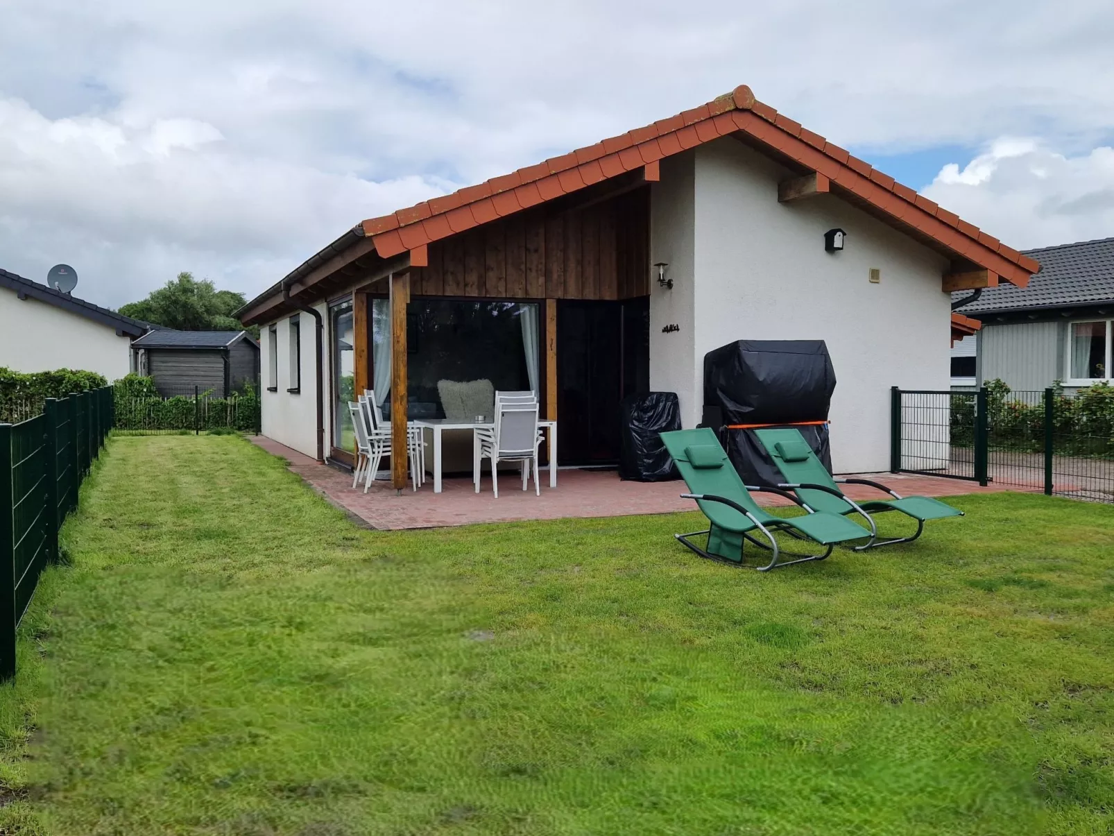 M1 Ferienhaus mit Garten, Terrasse und Carport-Dedans