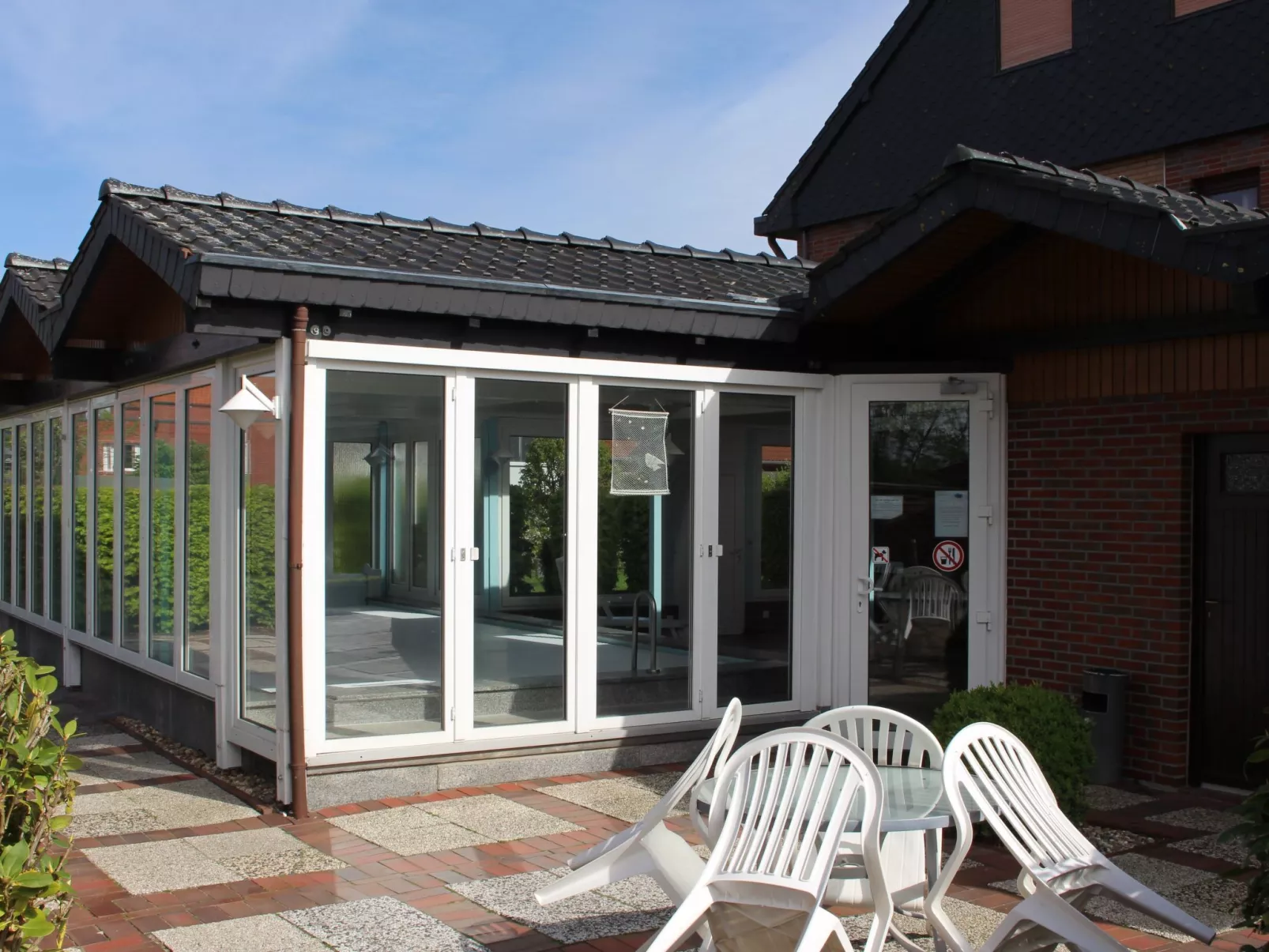 Geräumige Ferienwohnung in Burhave mit Grill, Garten und Pool-Draußen