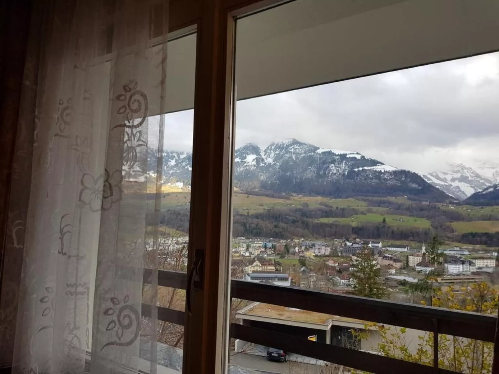 Charmantes Chalet Apartment mit Aussicht-Dedans