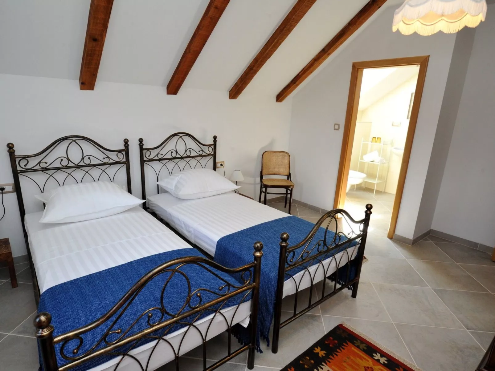 Alleinstehendes Ferienhaus mit Swimmingpool-Dedans