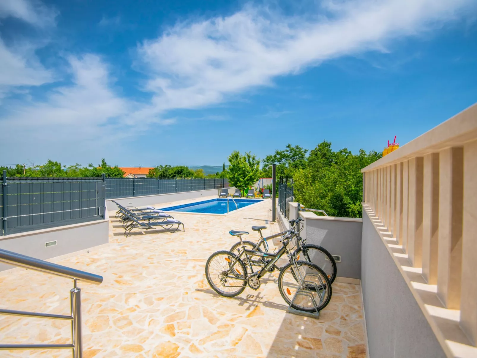 Villa "Mile" mit beheiztem Pool, Grill und Terrasse-Outside