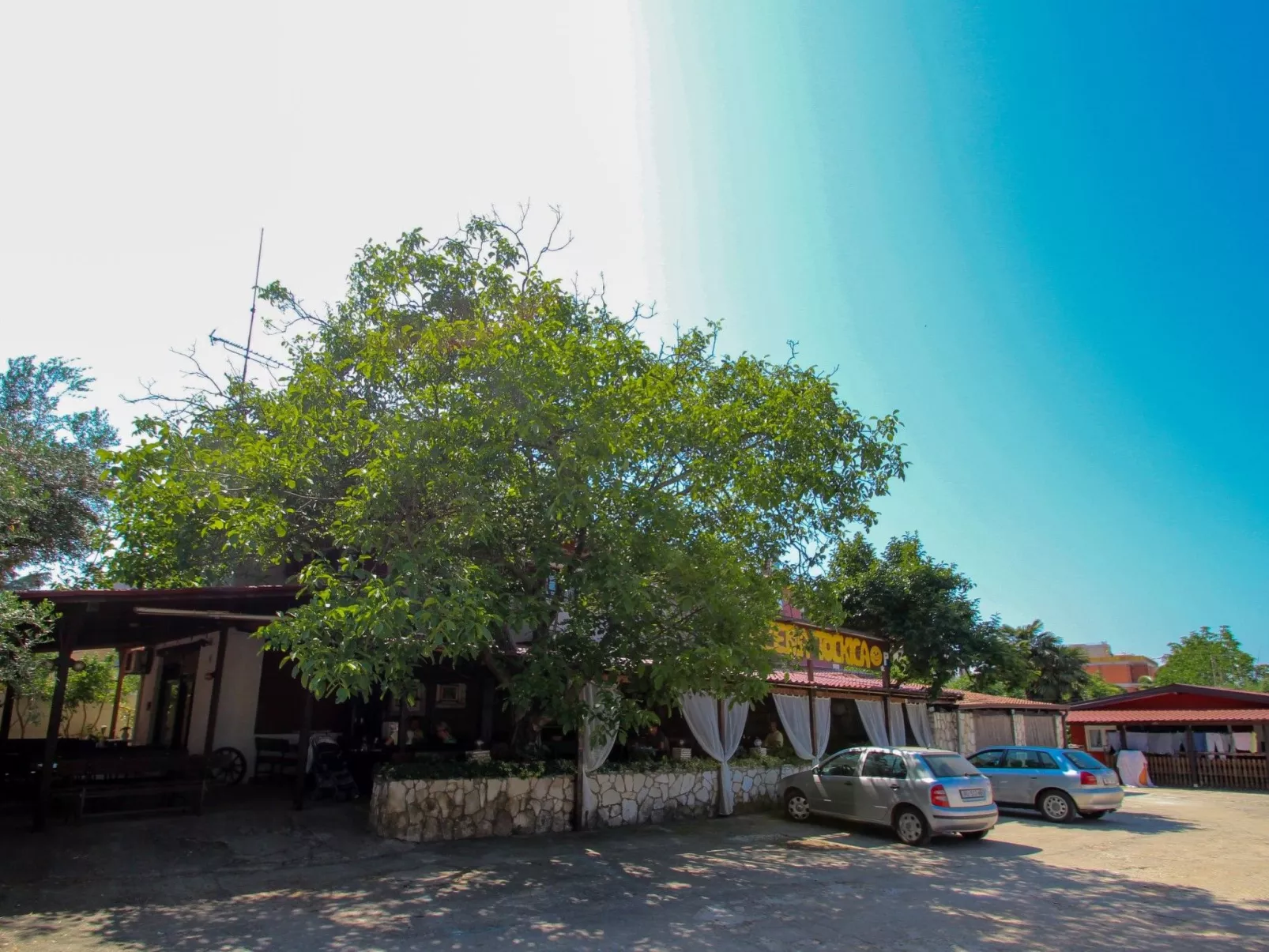 Wohnung "Lana" mit Terrasse-Draußen