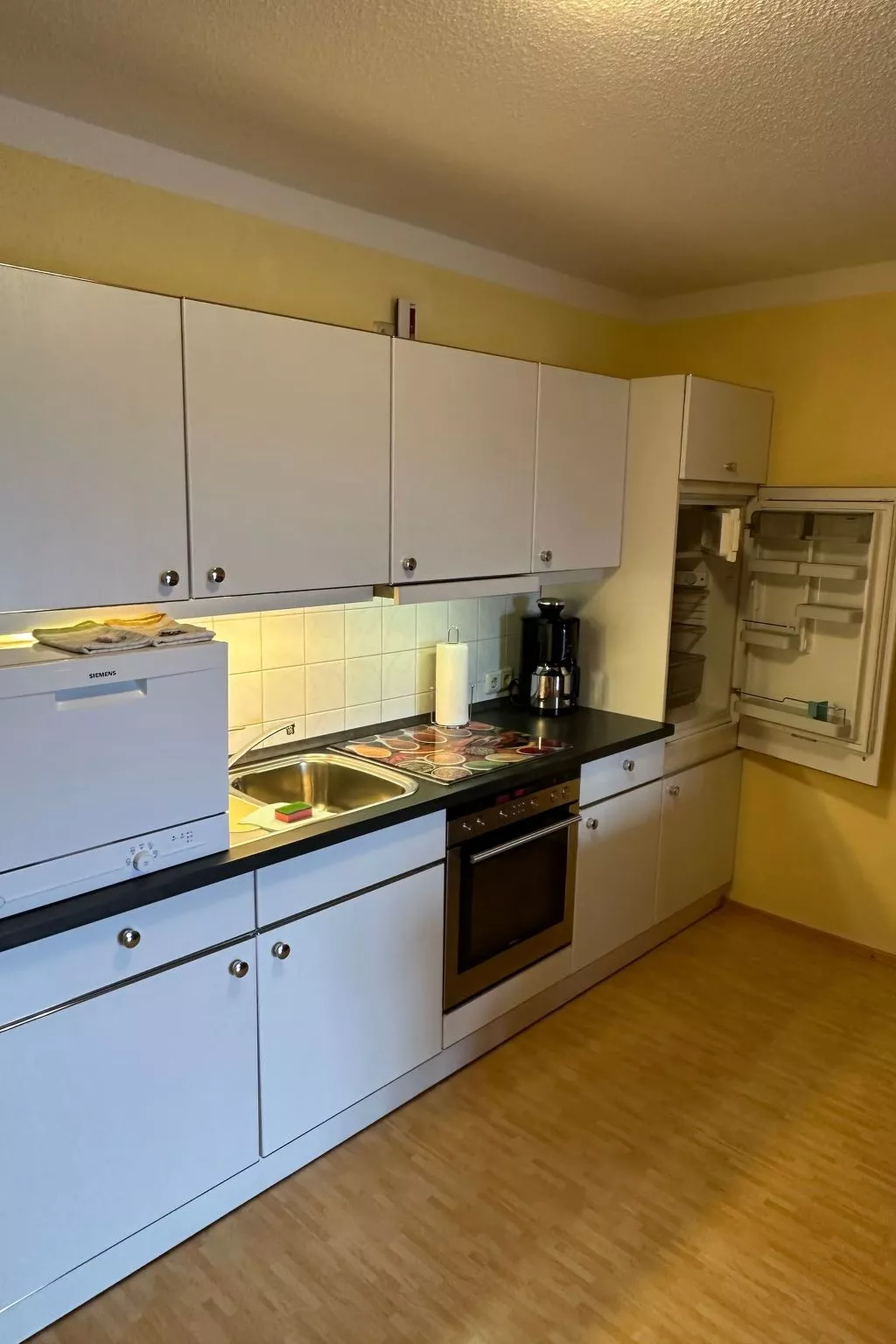 Rachel mit herrlichem Ausblick-Drinnen