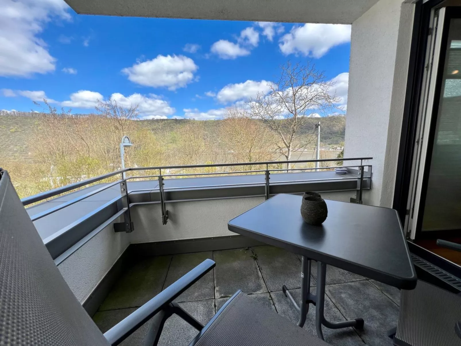 Moderne Wohnung mit Parkplatz und Rheinblick-Draußen