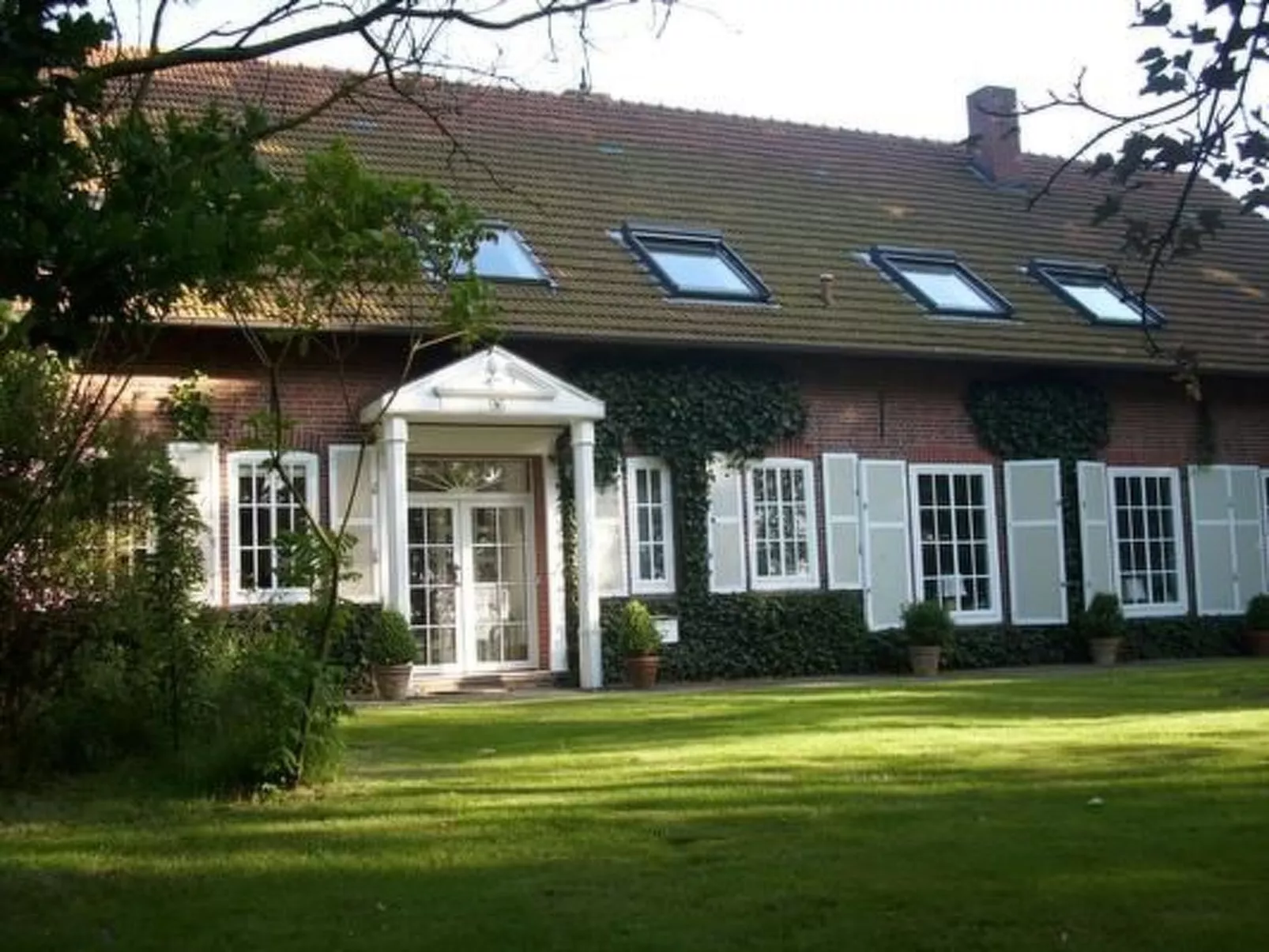 Landgut mit Blick auf das Wasser-Draußen