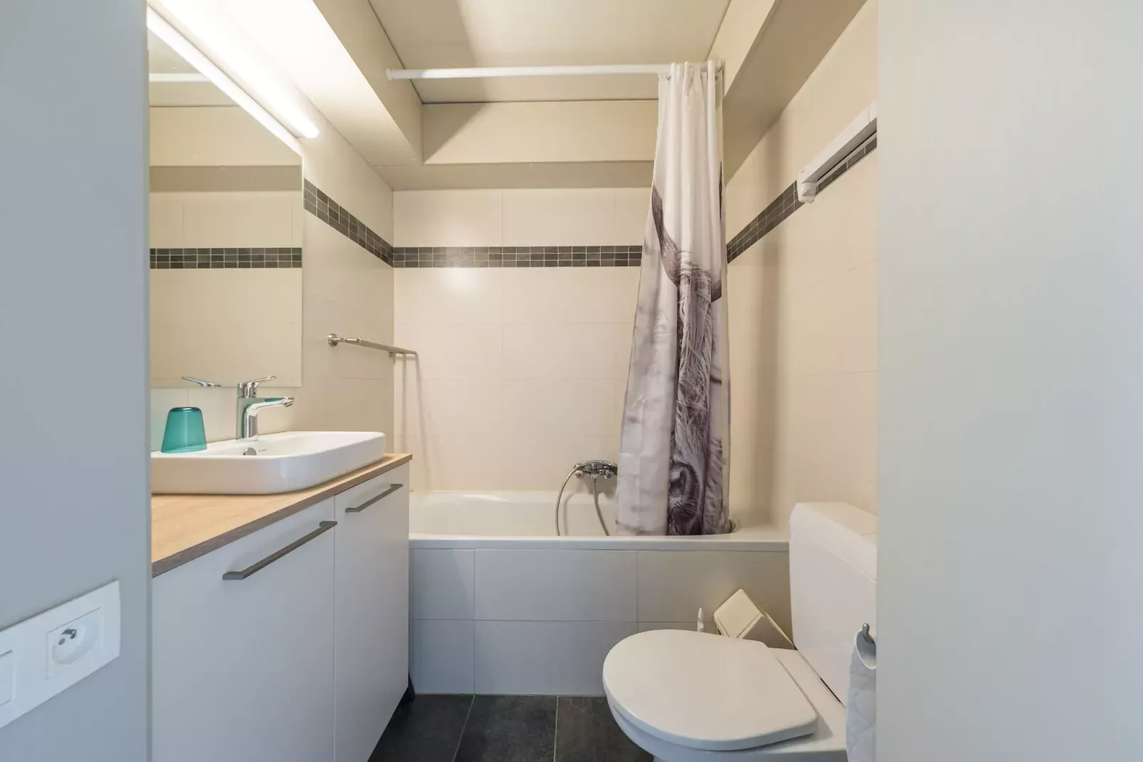 Darwin II 0605-Bathroom