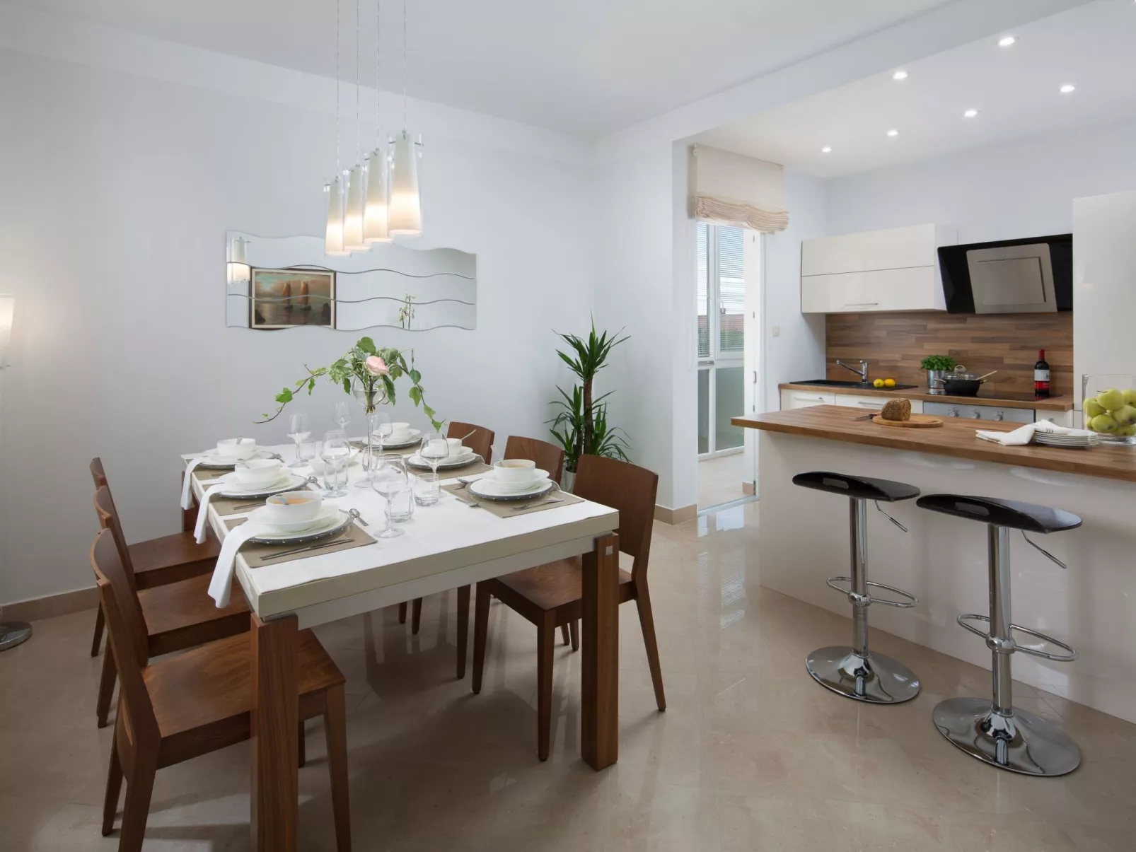 Schöne Villa mit Garten und Biodesign-Pool-Dedans