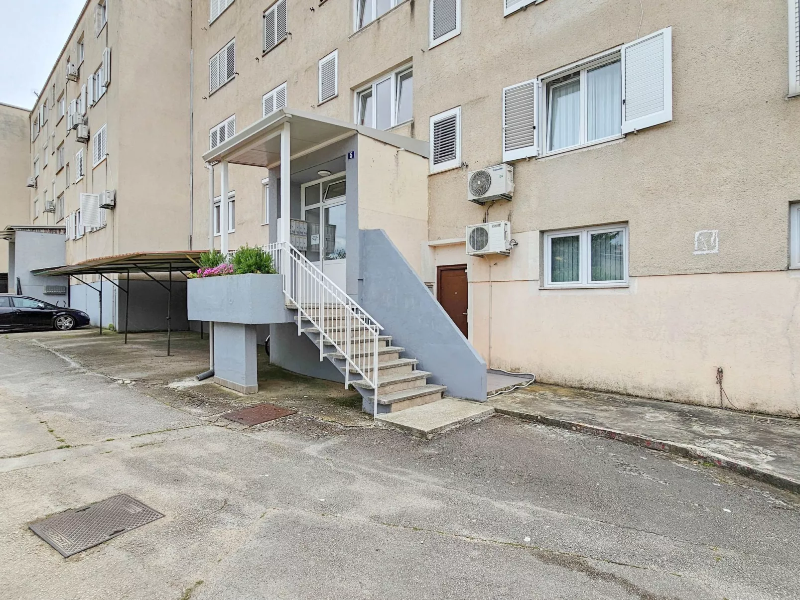 "Olga" mit Balkon-Draußen