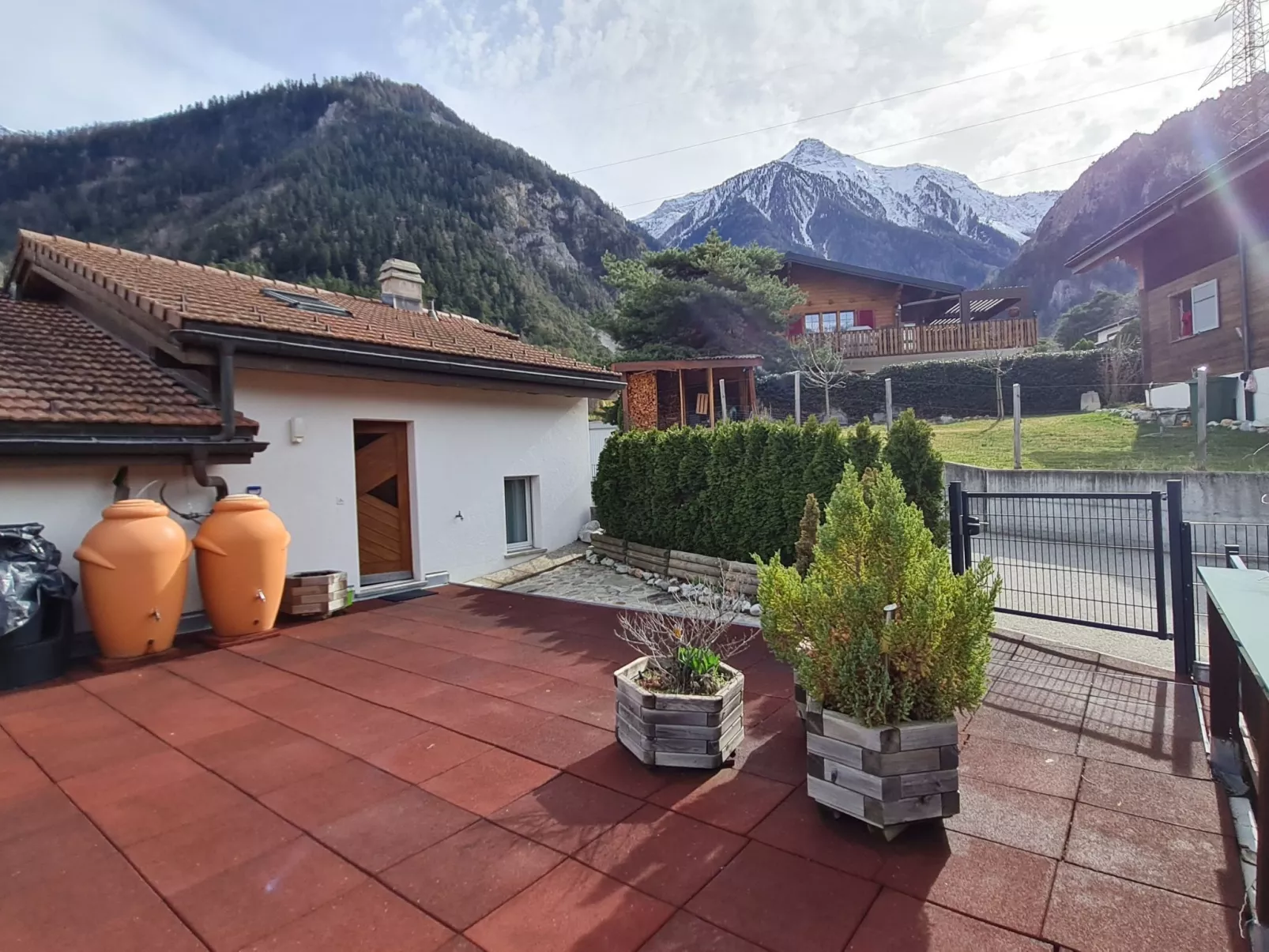 Chalet Haus (bei Einfahrt grosser Nussbaum )-Dehors