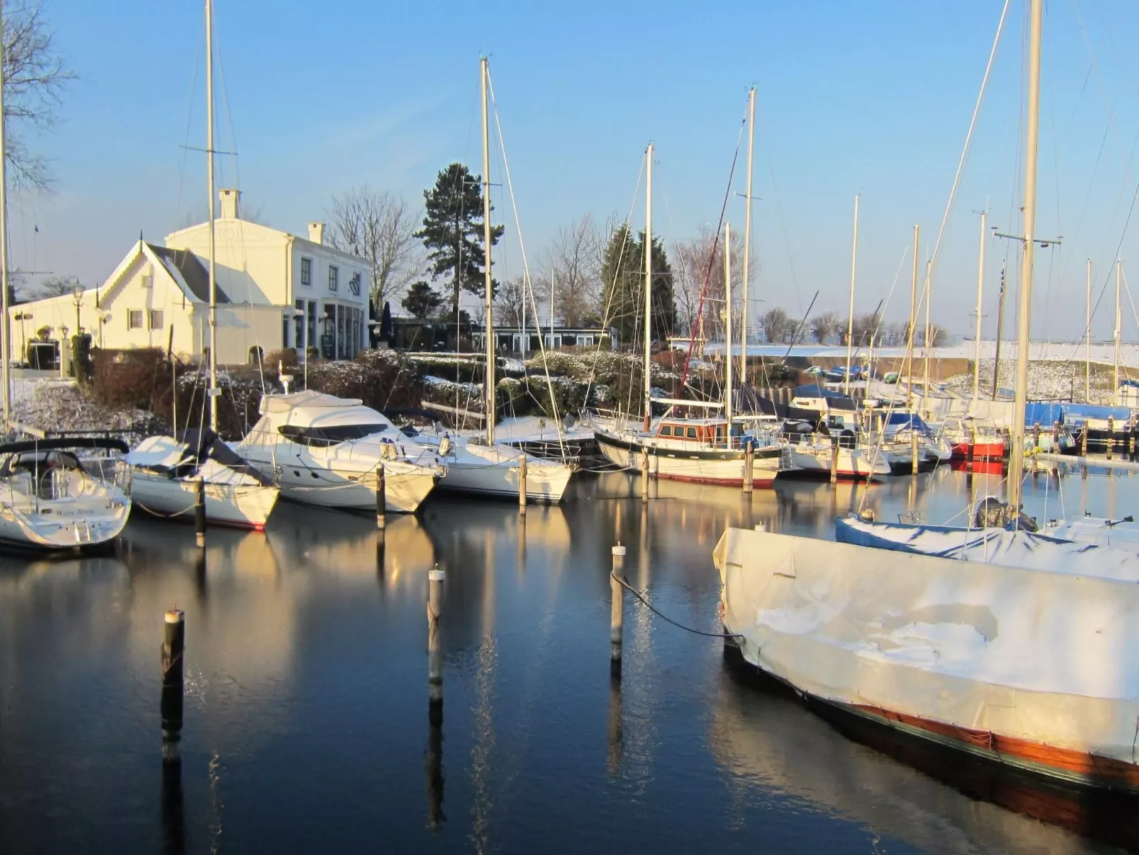 Gemütliches Haus mit komplett umzäuntem Garten-Outside