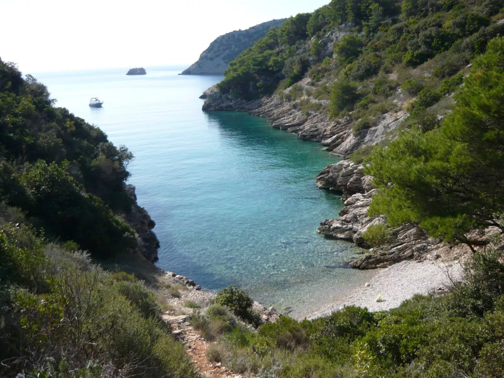 Kleines Steinhaus in einem ruhigen Ort auf der Insel Solta-Draußen
