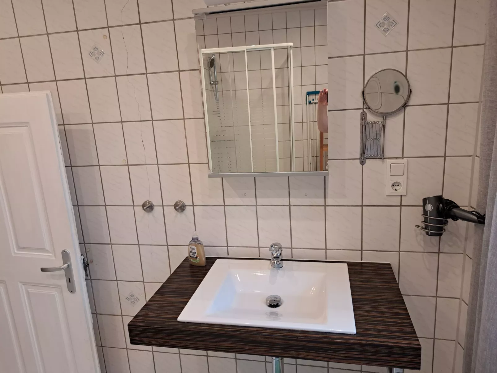 Mit Garten und Parkplatz-Drinnen