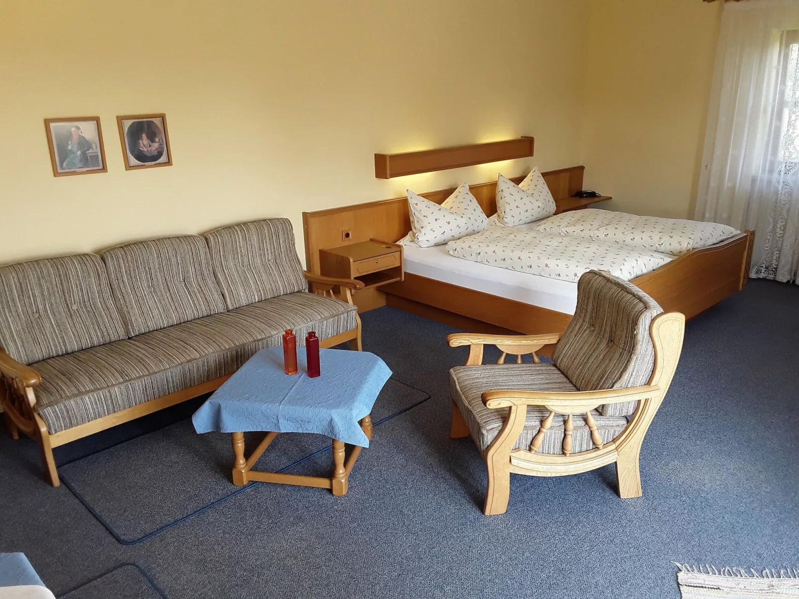 Gemütliche Ferienwohnung mit großem Garten - Drinnen