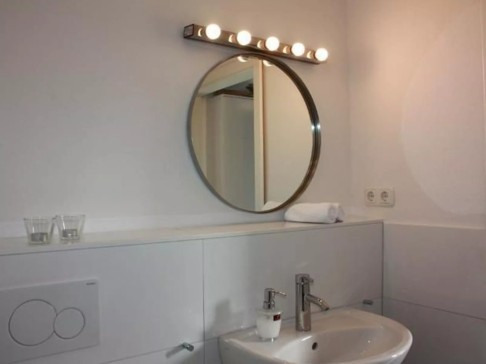 Mit Garten und Parkplatz-Inside