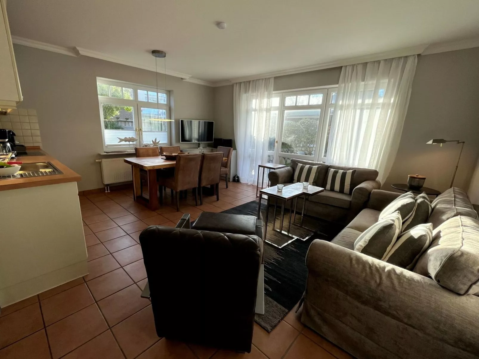 Helle Ferienwohnung mit sonniger Terrasse-Drinnen