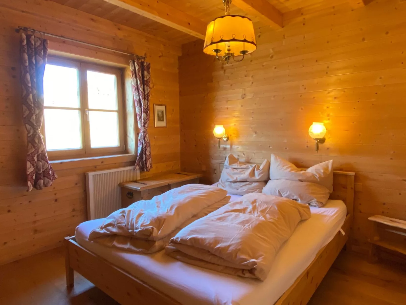 Berghütte mit Blick auf die Berge-Inside