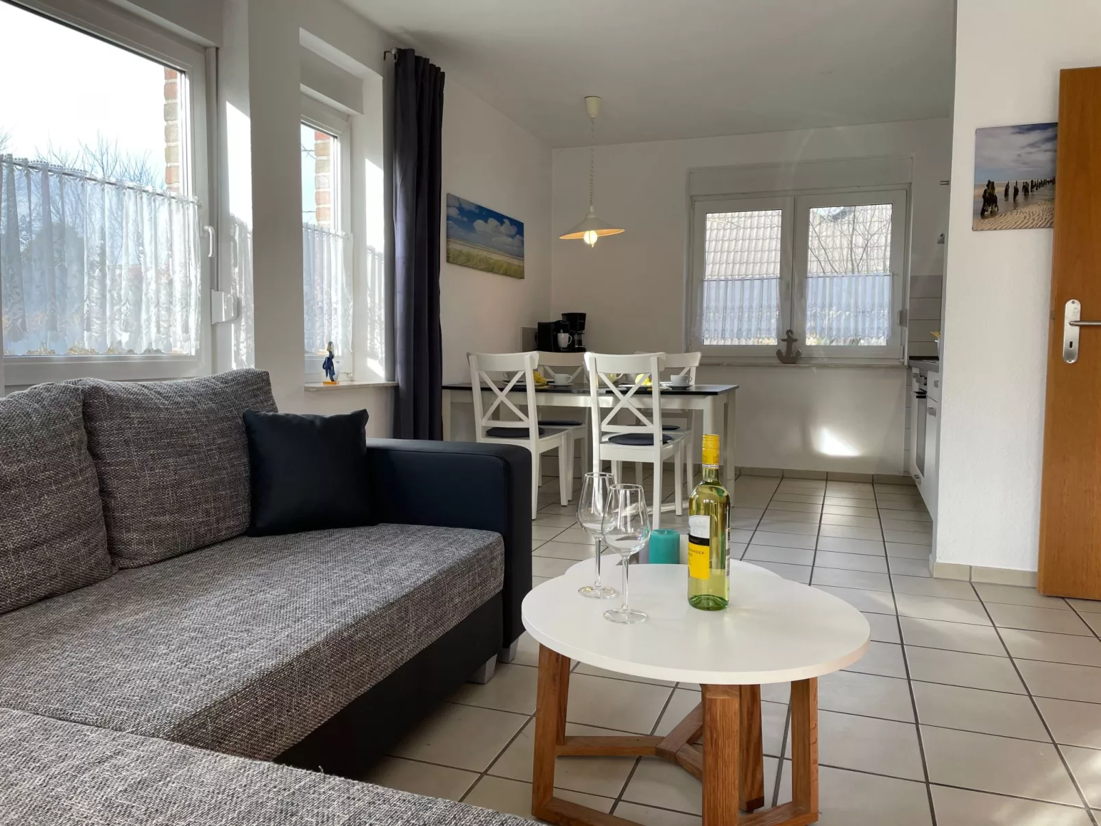 Sonnige Ferienwohnung mit großem Garten-Dedans