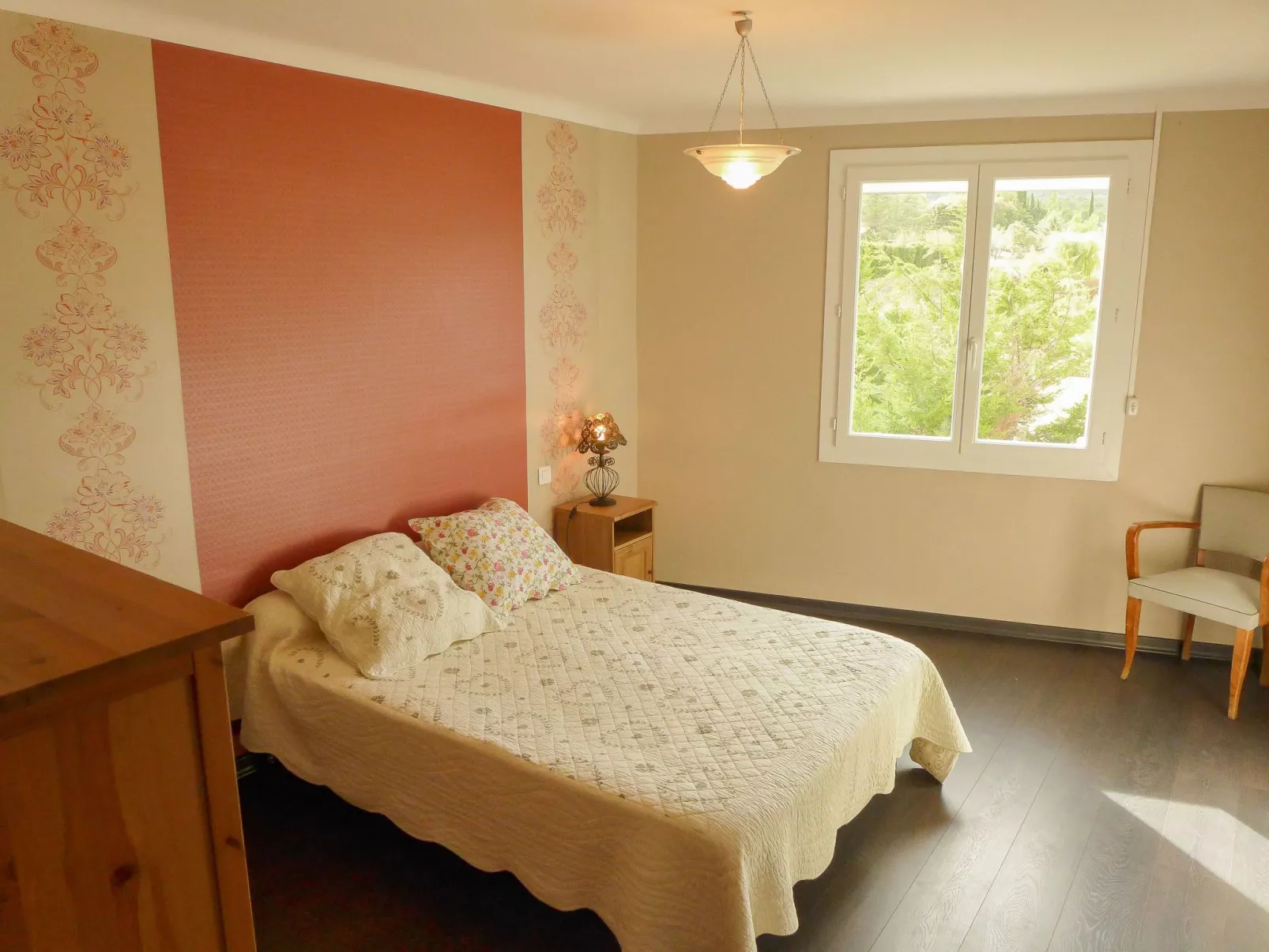 Schönes Ferienhaus mit Pool-Drinnen