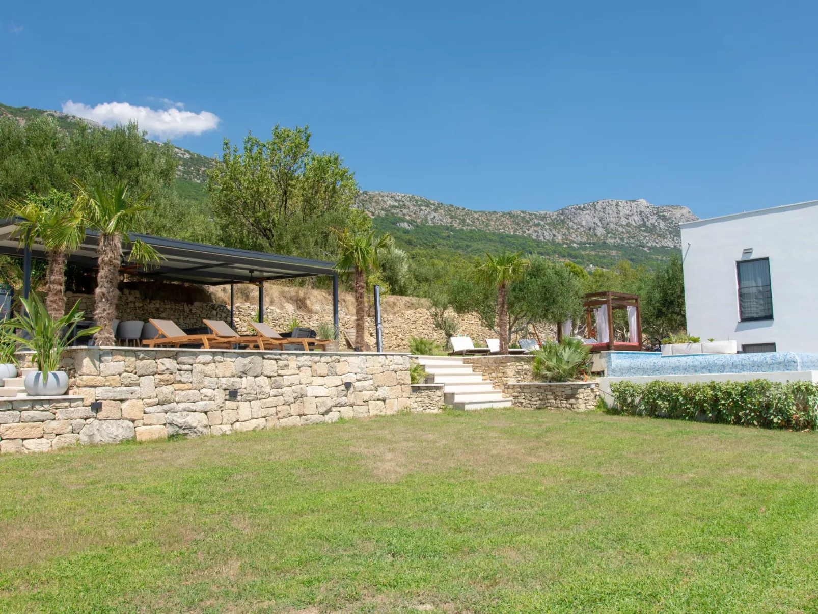 Haus für 9 Personen und 1 Kind in Kastel Luksic-Draußen