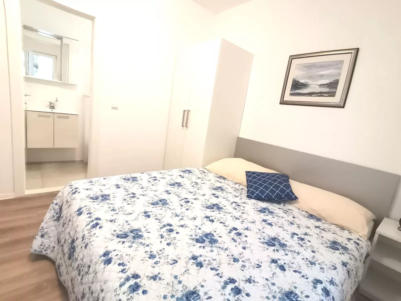 Weiße Idylle auf dem blauen Meer-Dedans