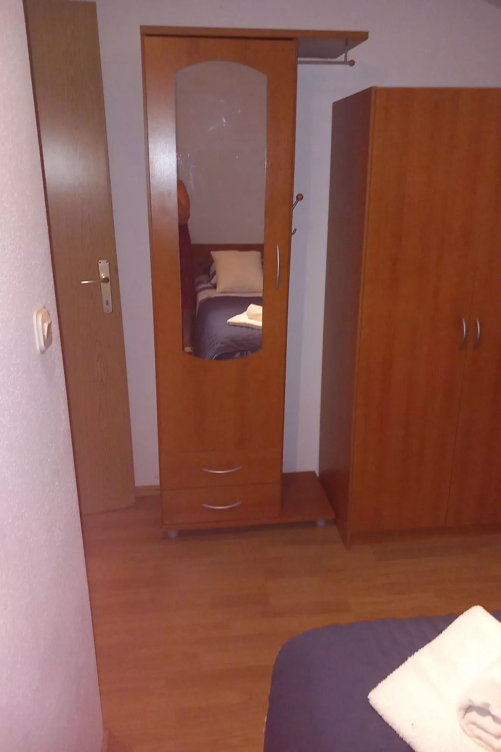 "Apartment Mate 4"-Drinnen