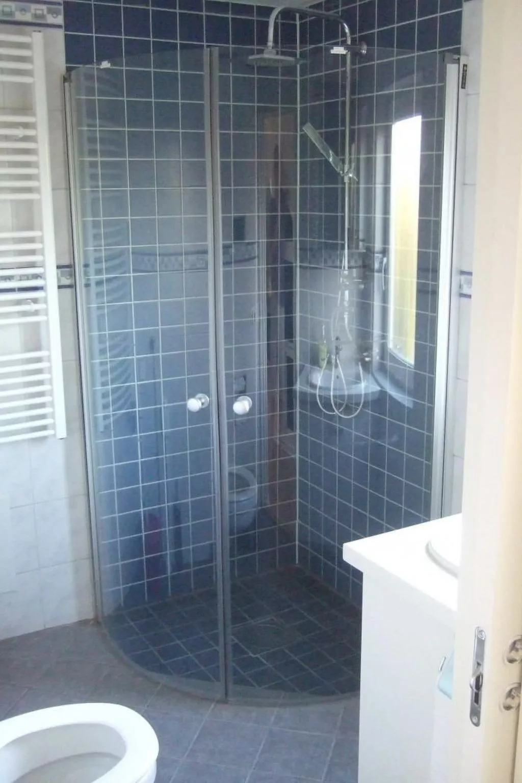 Mit Blick auf das Wasser-Dedans