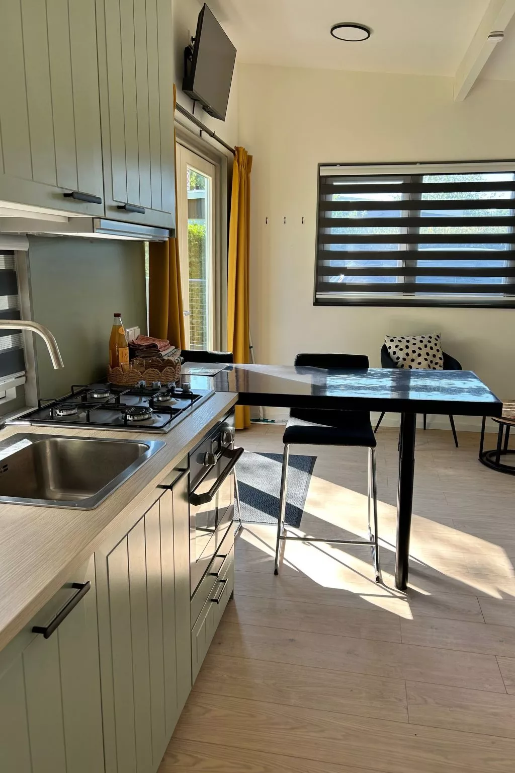 Winziges Sonnenhaus-Drinnen