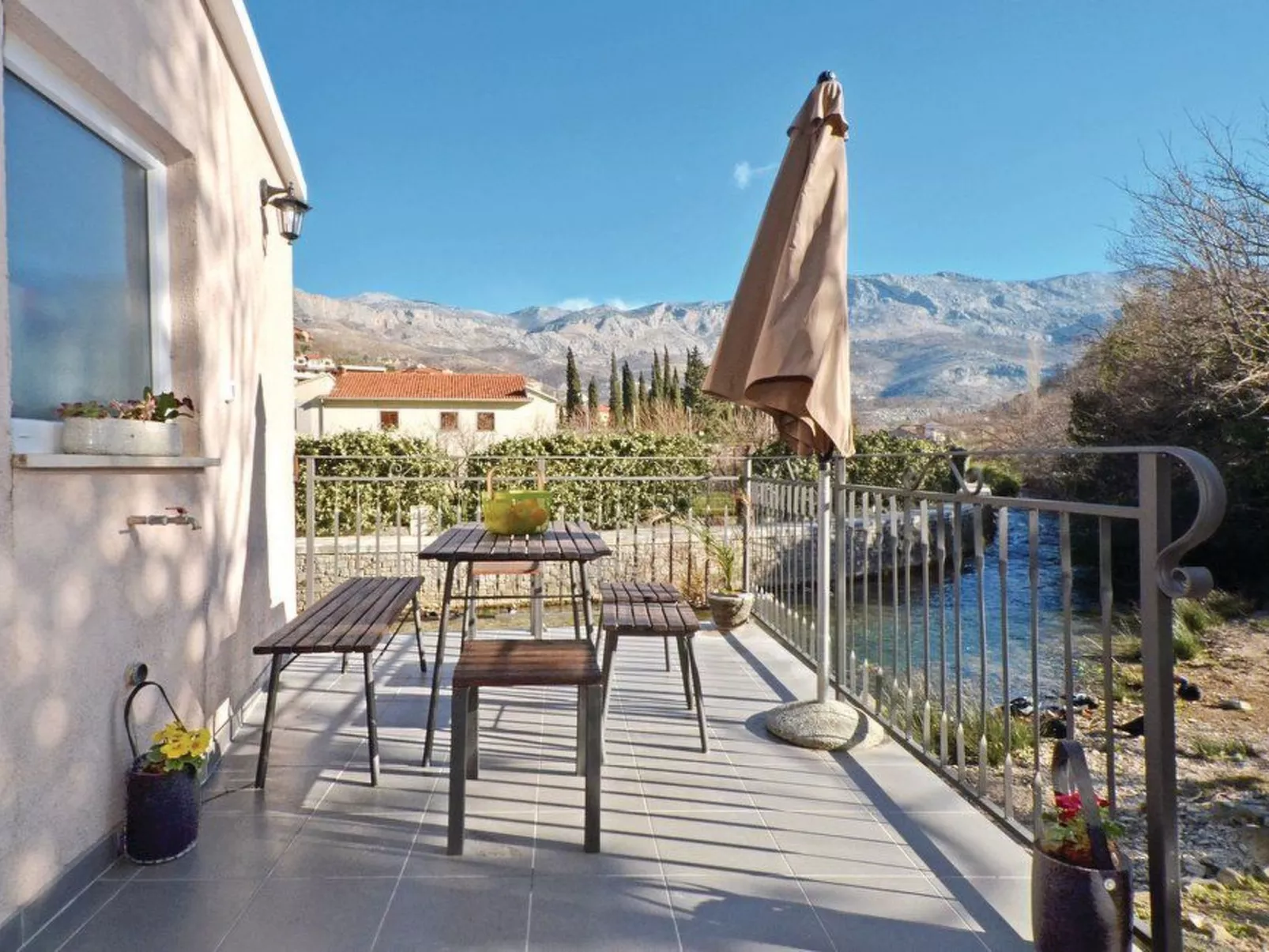 Žrnovnica, Entspannung am Flussufer-Image-tags.info