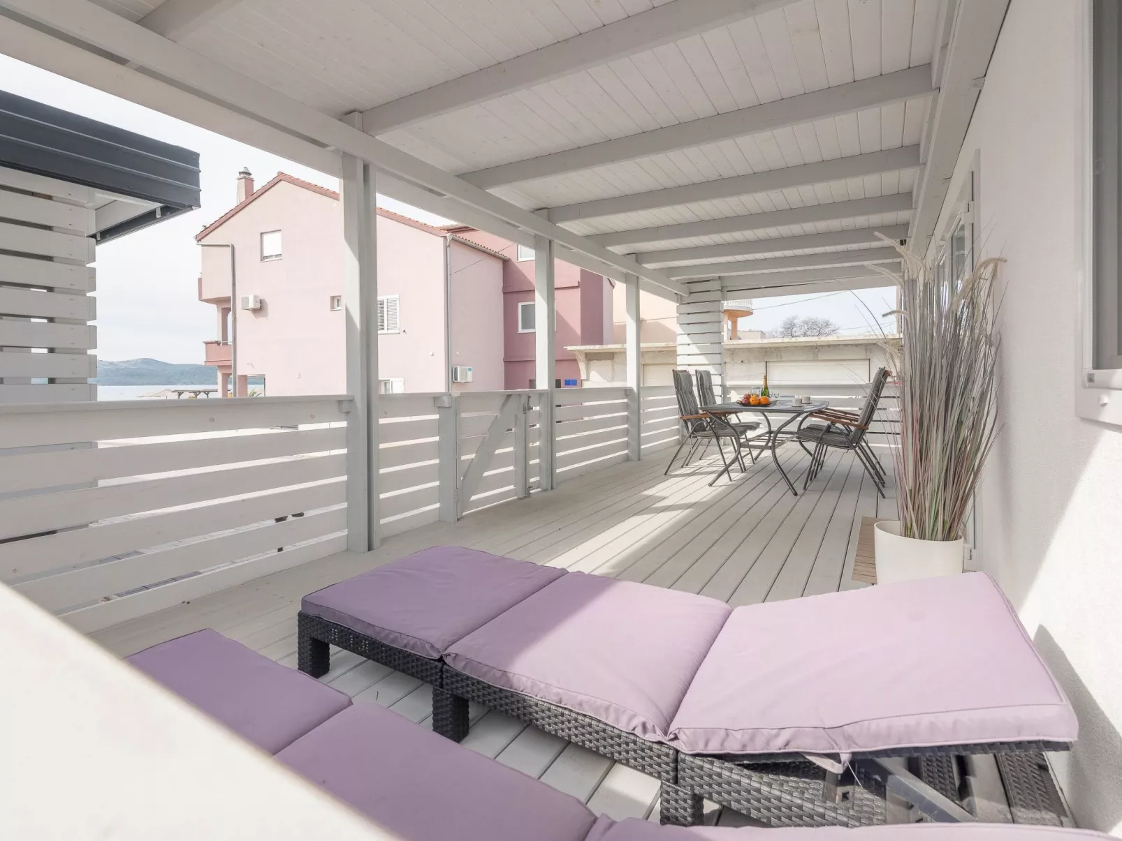 MH Summer Home-Drinnen