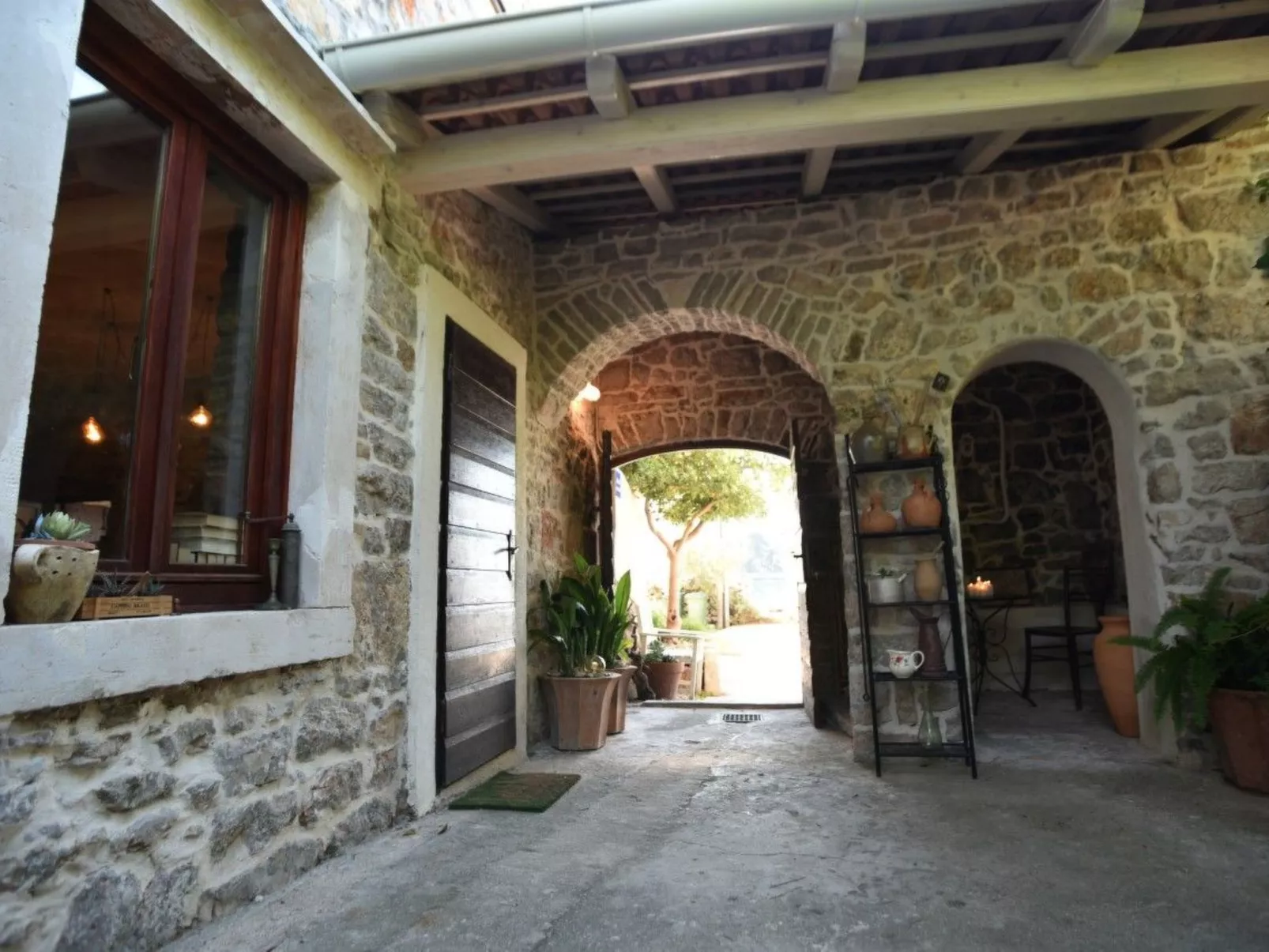 Steinhaus in Strandnähe mit Whirlpool-Dehors