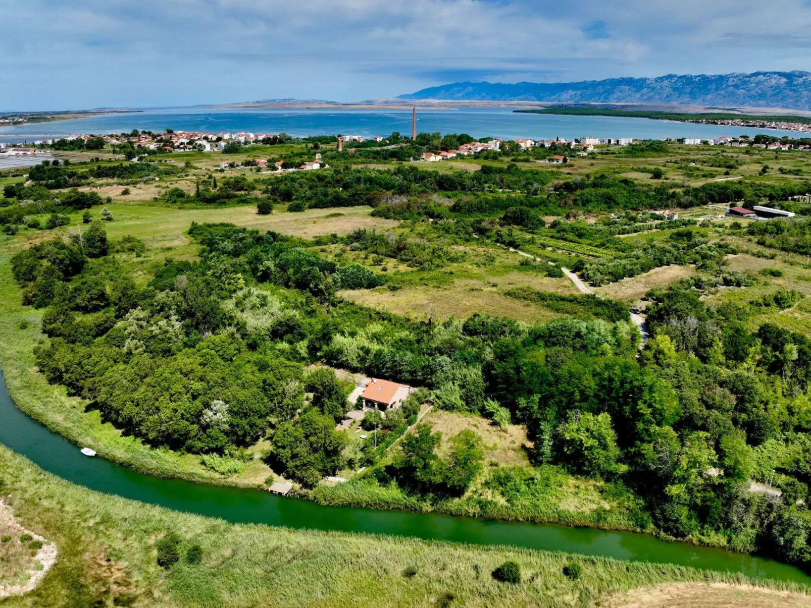 Am Fluss gelegenes Haus mit Galerieschlafplätzen-Dehors