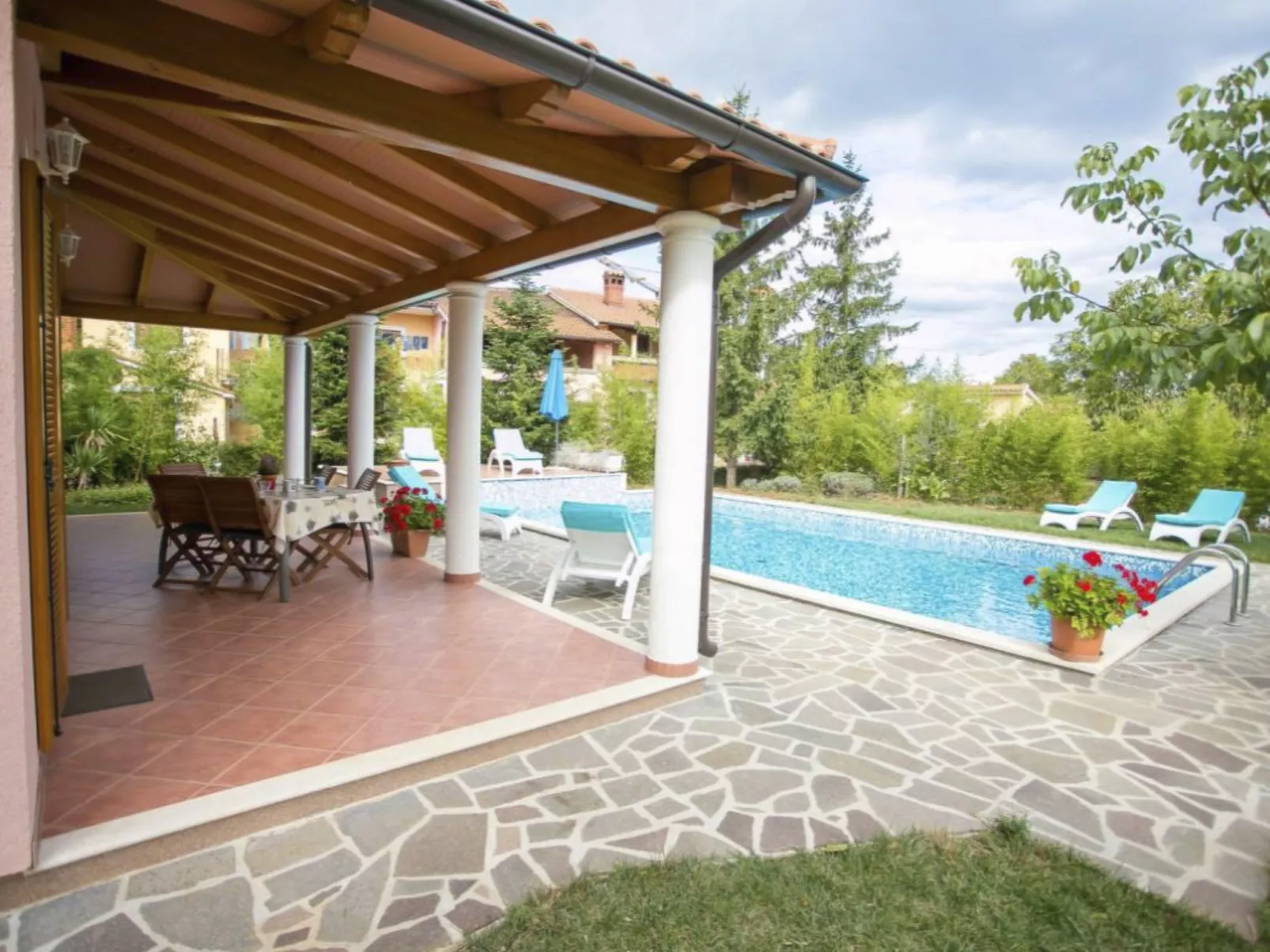 Valmonida mit Pool-Outside