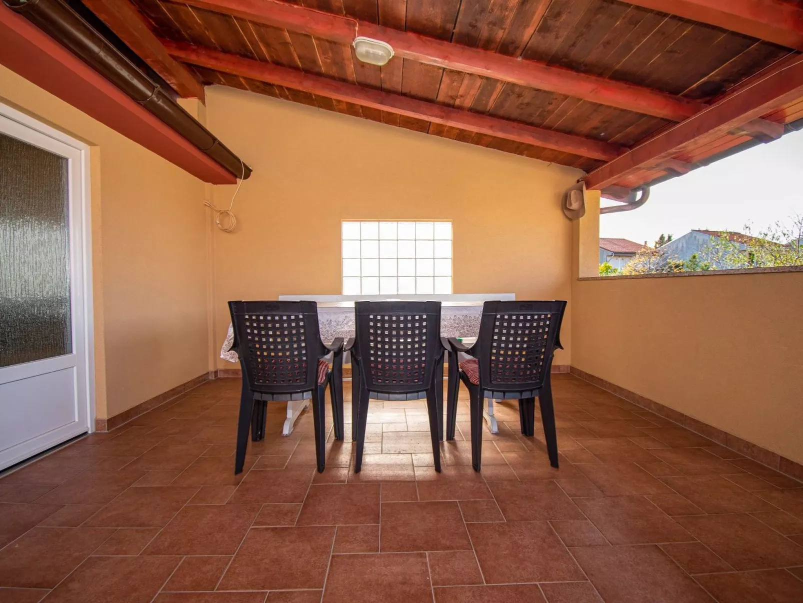 Ruhig und gemütlich 2BR Wohnung in der Nähe des Strandes-Drinnen