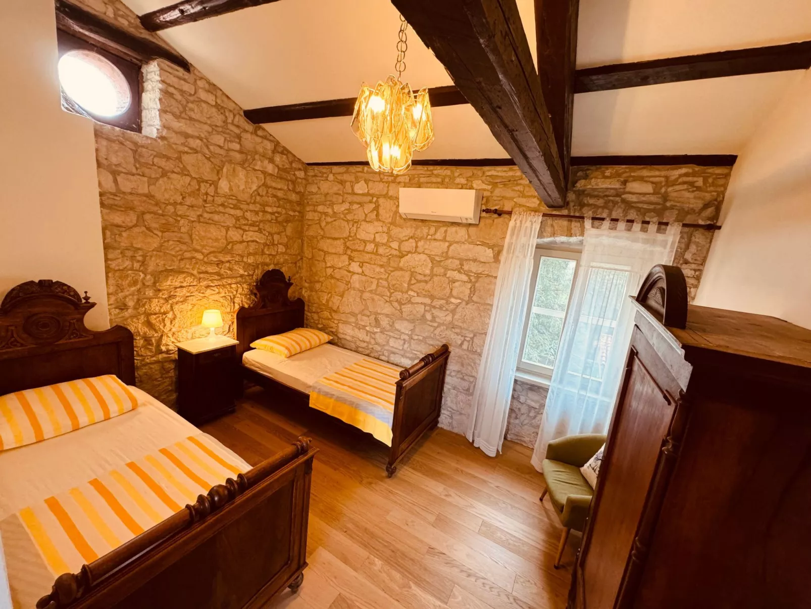 Ferienvilla mit Garten, Grill und Terrasse-Drinnen