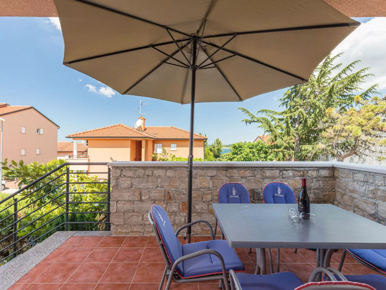 Pinta mit großem Garten-Draußen