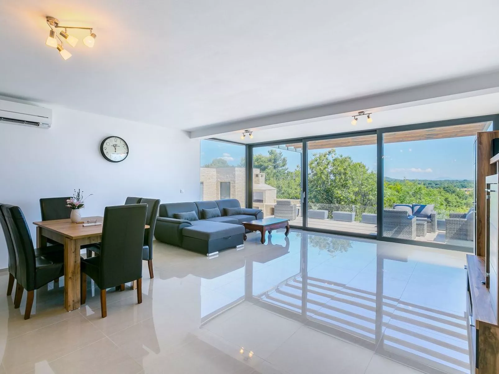 Wohnung "Deneris" mit Terrasse-Drinnen