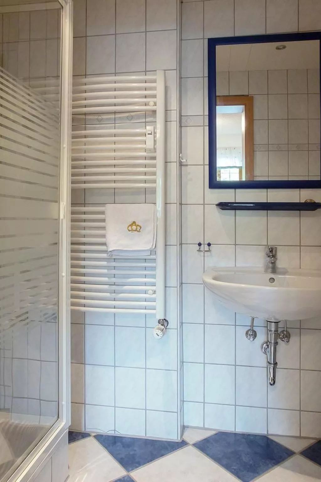 Mit Blick auf das Wasser-Drinnen