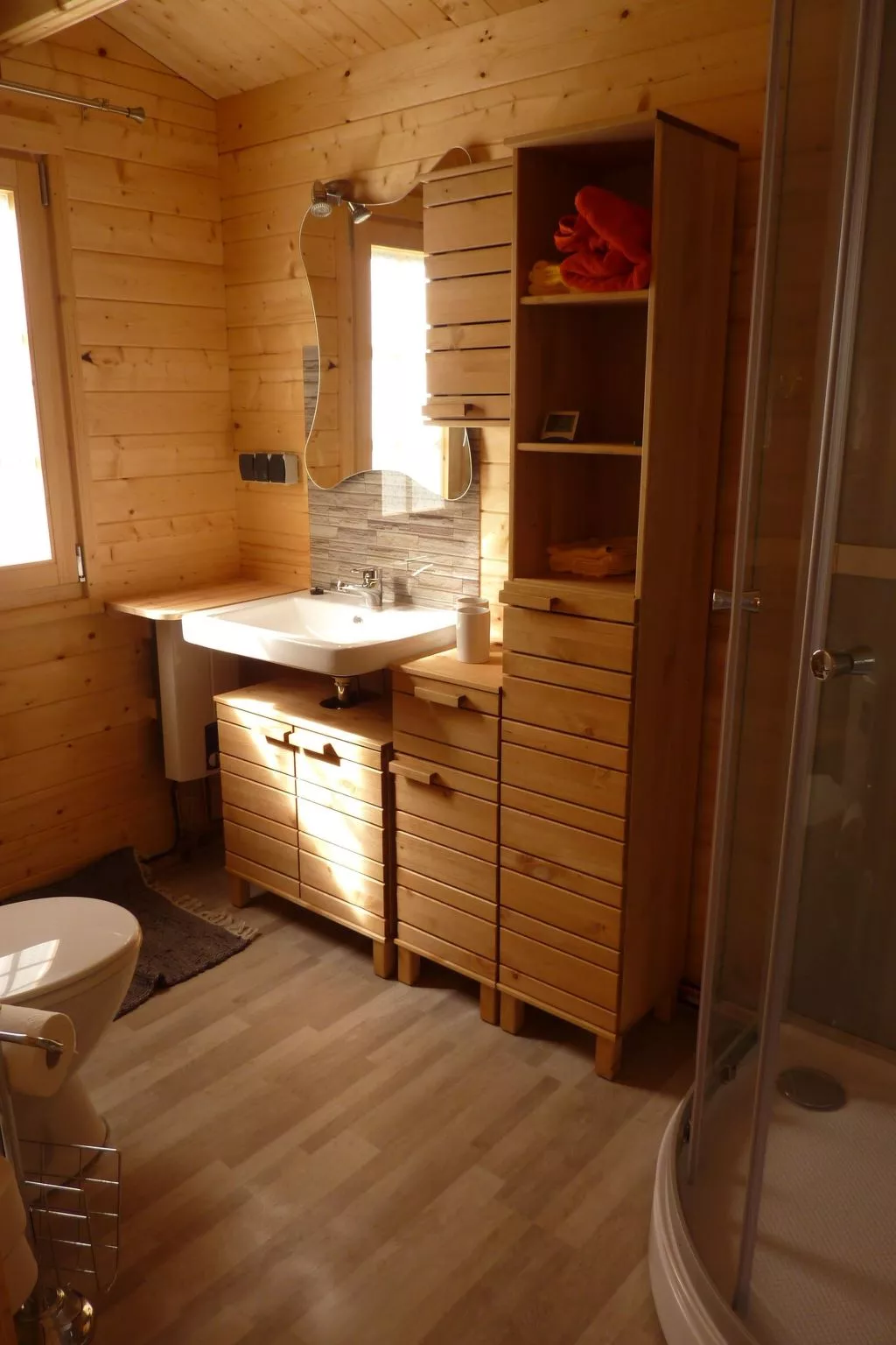 Holz-Blockhaus für vier Personen mit Terrasse-Inside