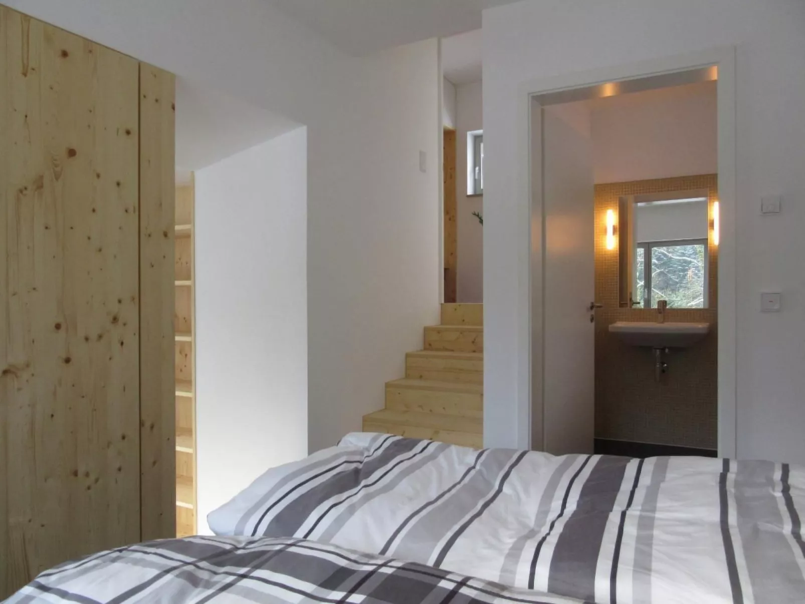 Moderner Holzhausneubau in der Eifel-Dedans