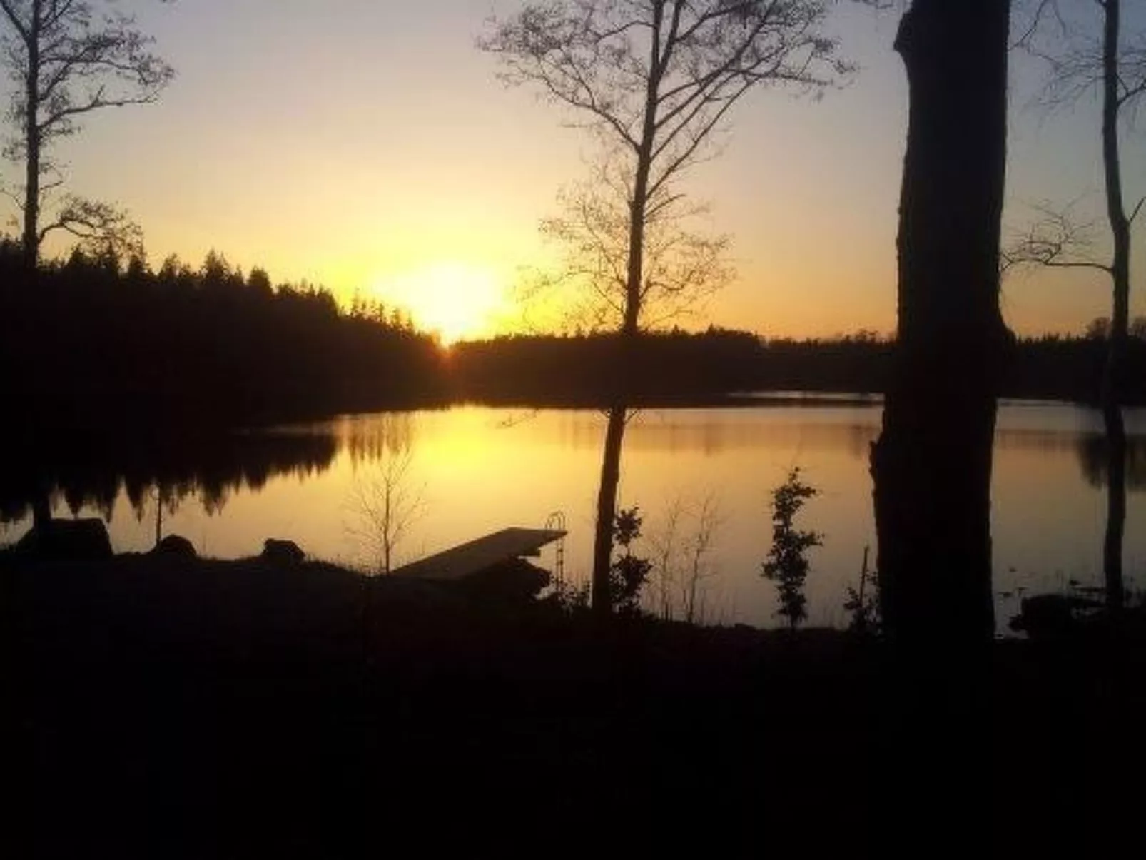 Modernes Haus mit hellem Dekor, mit Blick auf den See-Dehors