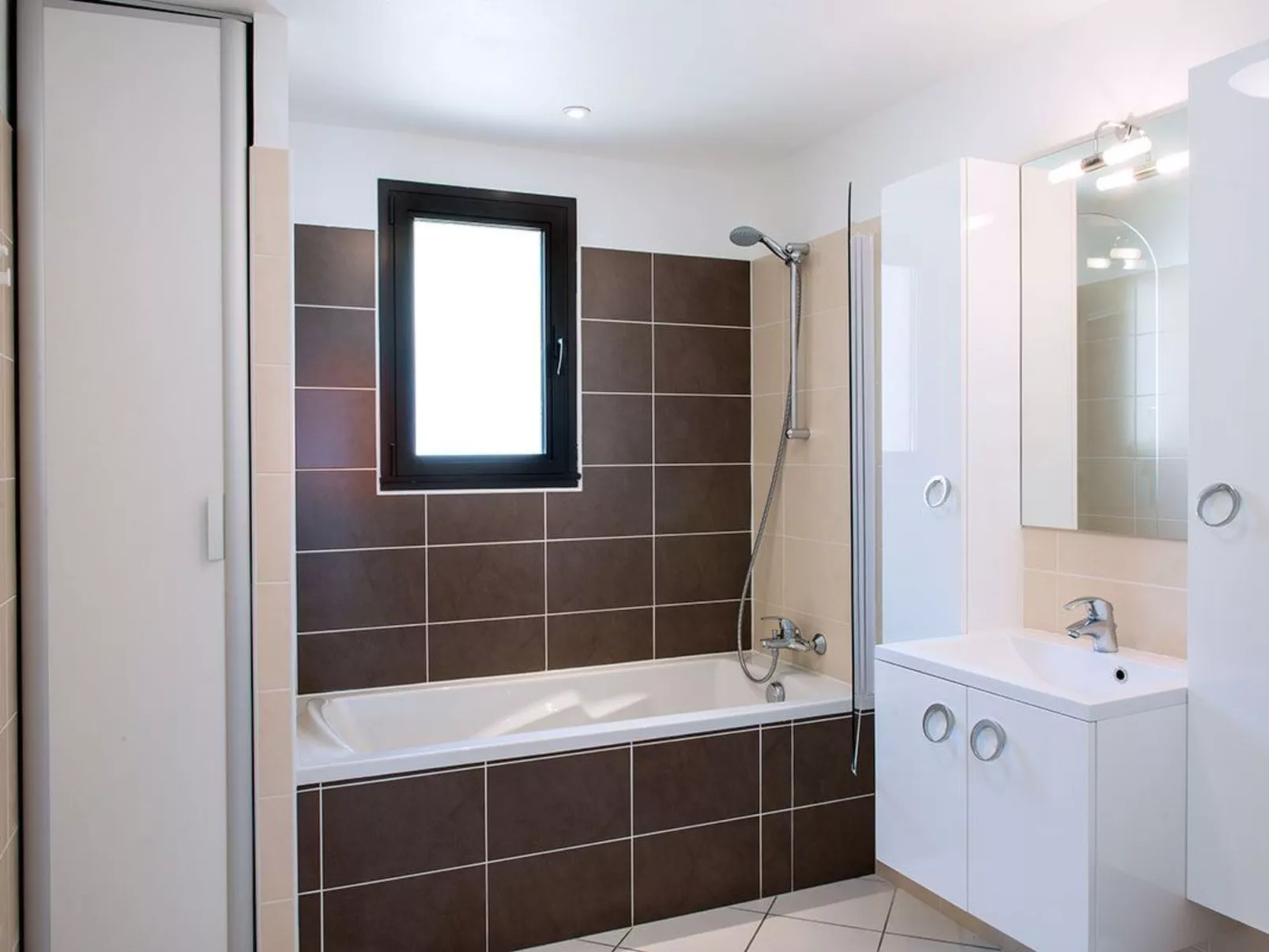 Wohnung mit Blick auf das Wasser-Inside