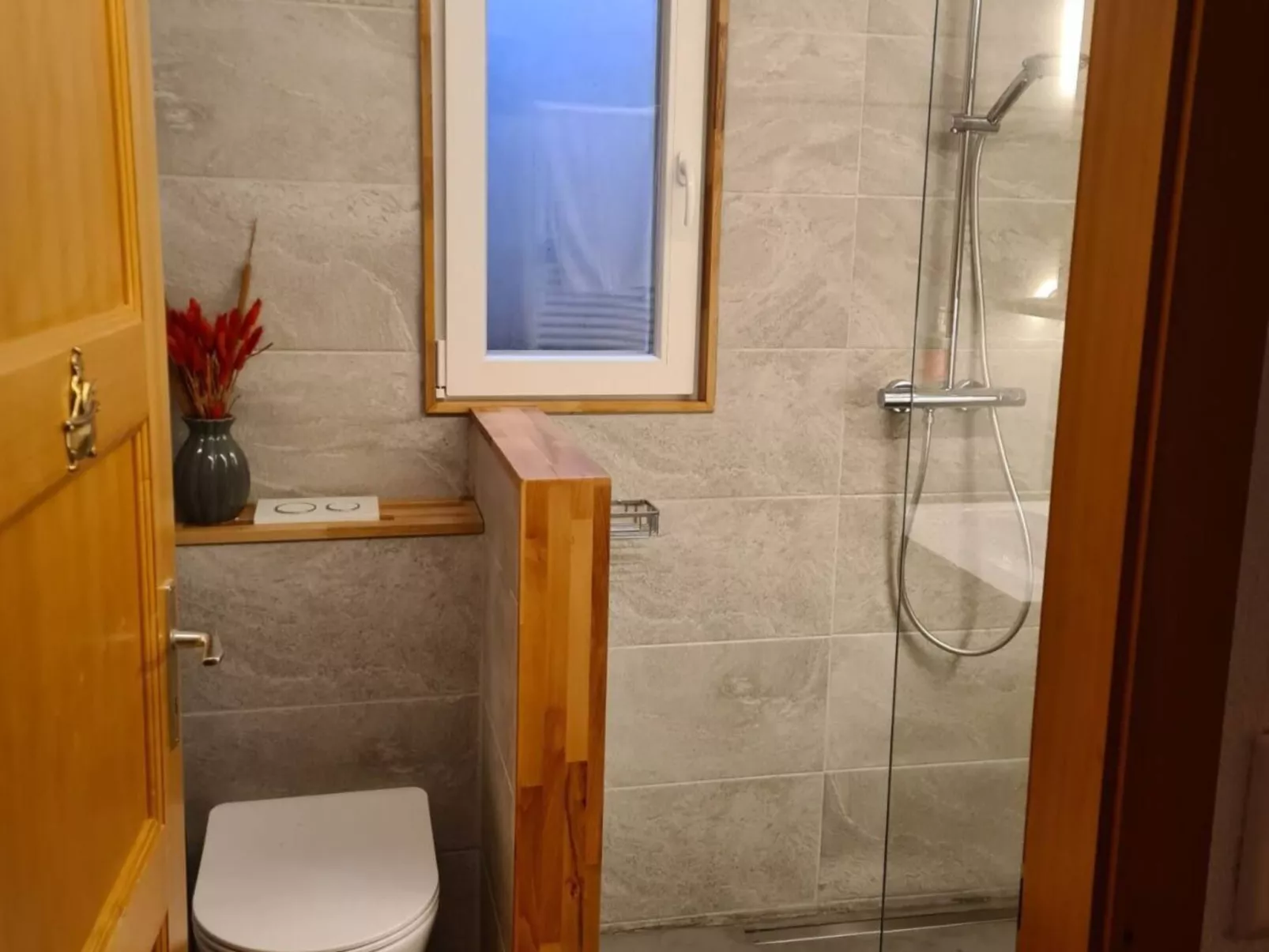 Chalet mit Seeblick, Jacuzzi, Sauna und Garten-Inside