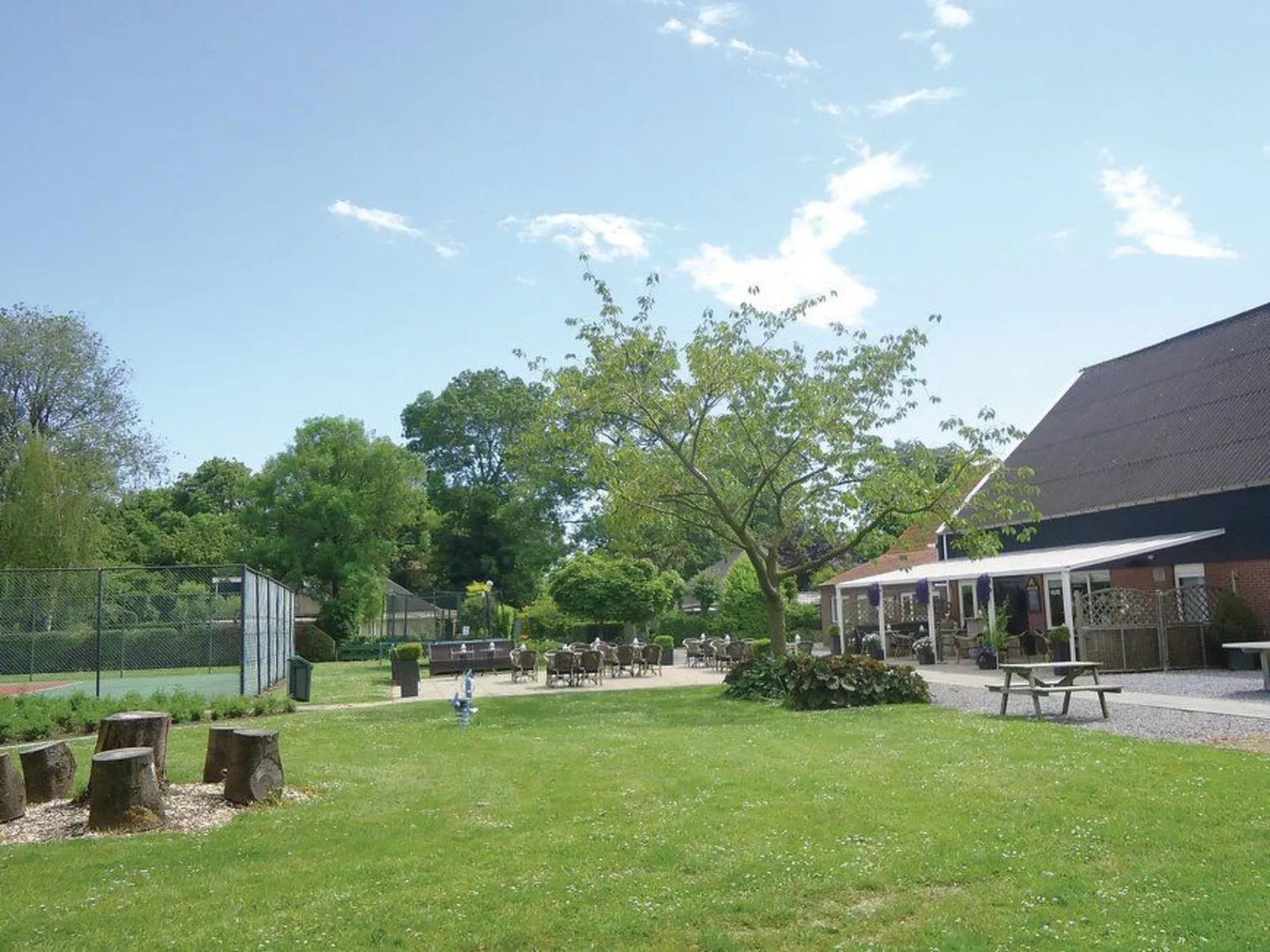 Mit privatem Garten und Terrasse-Draußen