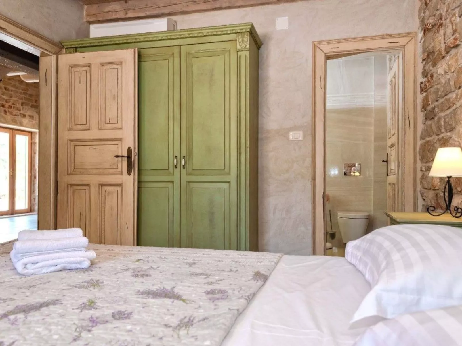 Villa Aristea bestehend aus drei Häusern-Drinnen